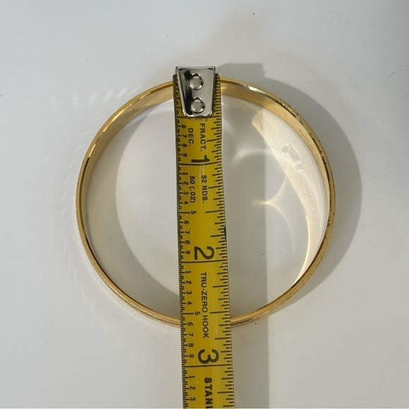 Trifari gold tone etched bracelet - Picture 7 of 8